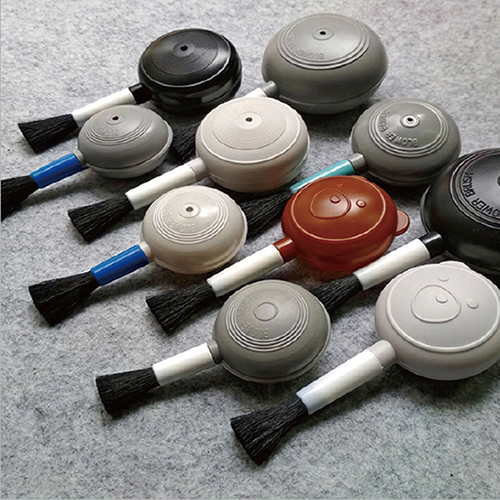 Rajzfilm medve fúvó kefe a hornyok vagy hornyok tisztítására